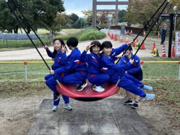 10/31（金）　４年生、校外学習へ（高岡おとぎの森公園編）