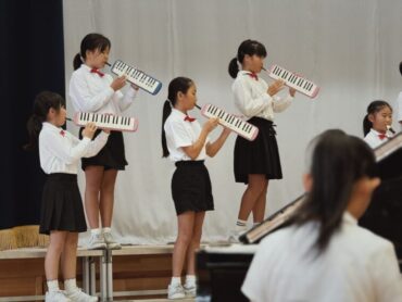 10/16（木）　４年生と５年生、音楽交流会へ