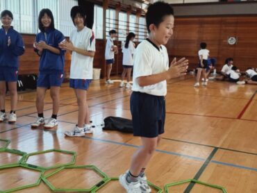 10/17（金）　中学生と５年生が合同体育