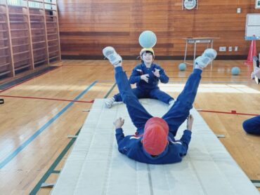 10/24（金）　４年生も体つくり運動をエンジョイ！