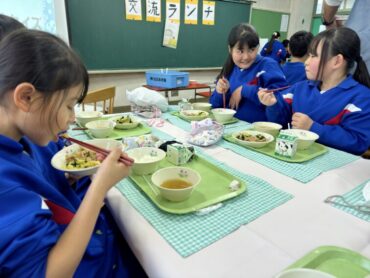 12/8（月）　交流ランチをしました（５年１組）