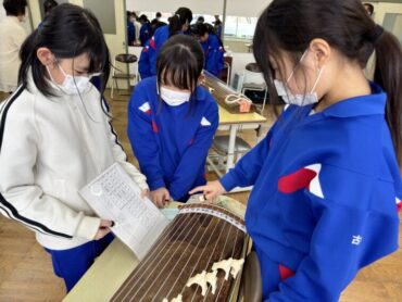 12/8（月）　箏と三味線を体験しました（おでかけ講座）