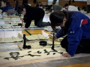 1/8（木）　集中して書きました「校内書初大会」