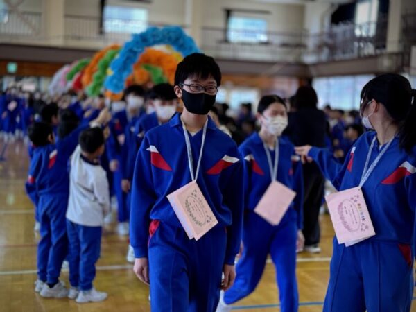 ２/２７（金）　古府っ子の学校生活（卒業を祝う会）上