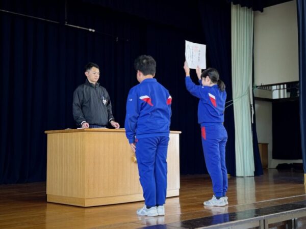 ３/５（木）　６年生　卒業式練習を頑張っています